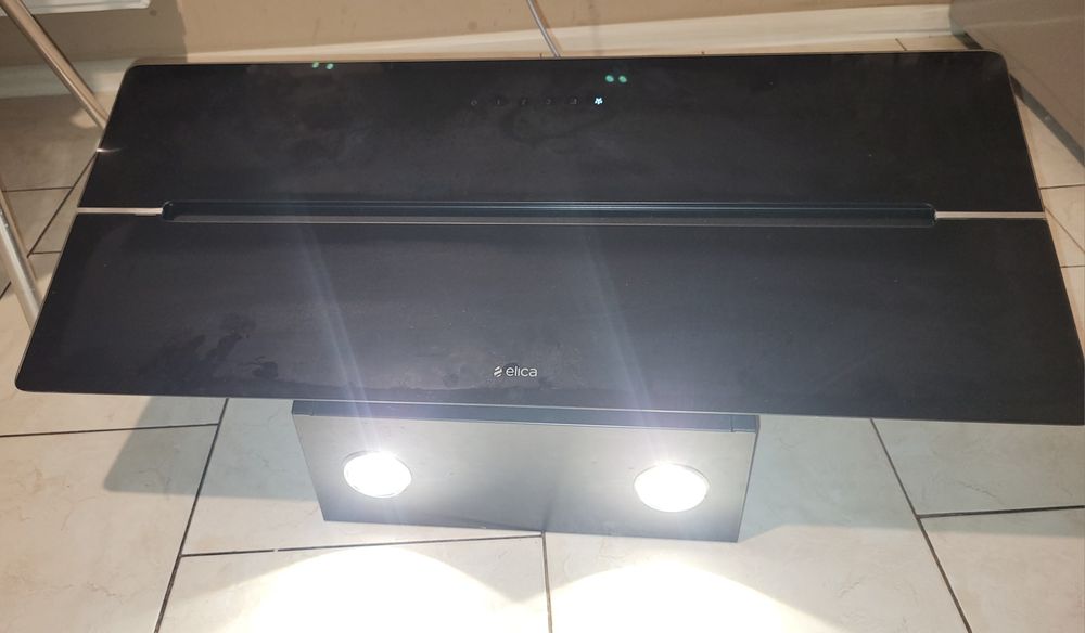 Okap ścienny WISE BL/A/90 czarne szkło