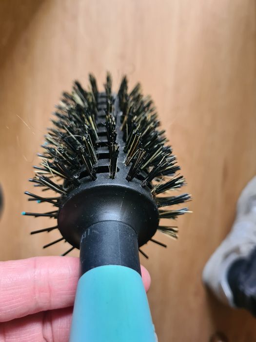 Escova de Cabelo Jean Louis David.
Cabo em plástico duro.