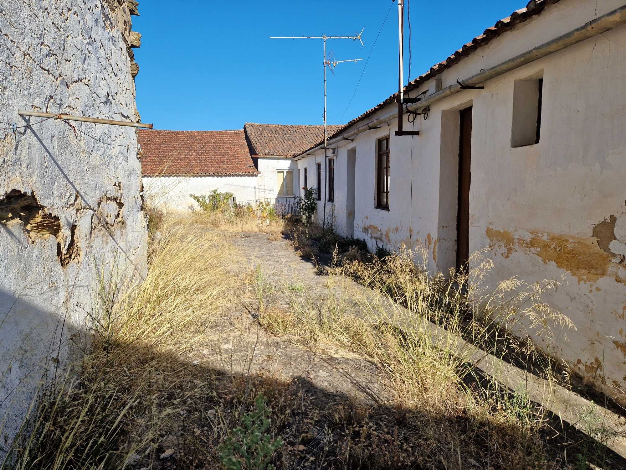 2 Armazém - Pavilhões - 3 Casas p/ reconstrução - terreno