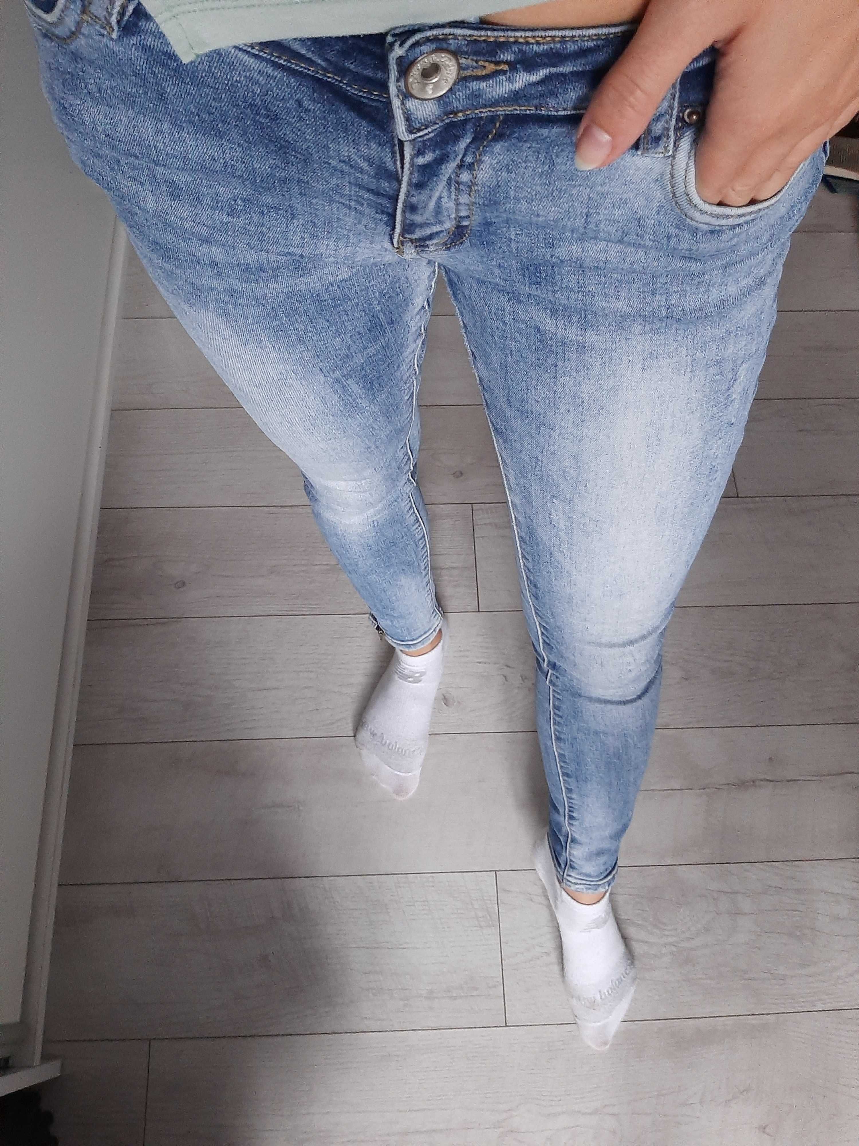 Jasne jeansy slim fit
