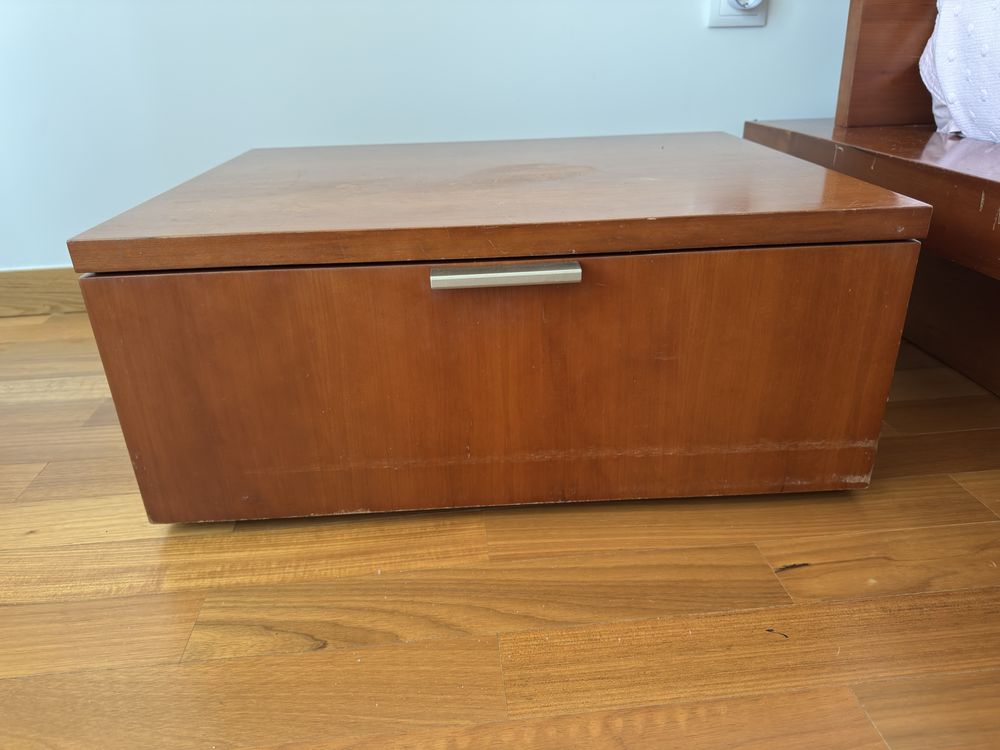 Cama com estrado e 2 mesas de cabeceira