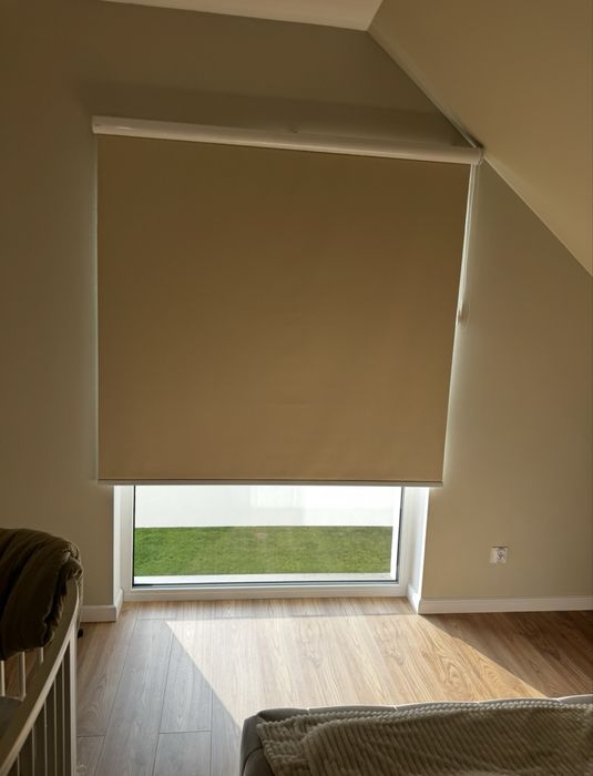 Roleta wolnowisząca w kasecie aluminiowej blackout