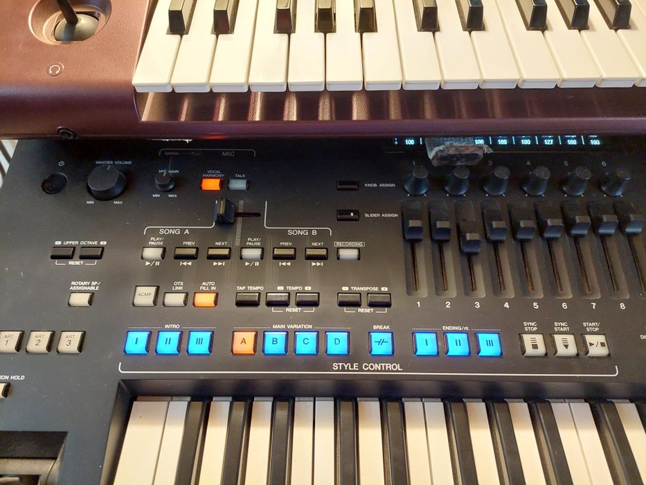 Yamaha Genos sem qualquer marca de uso