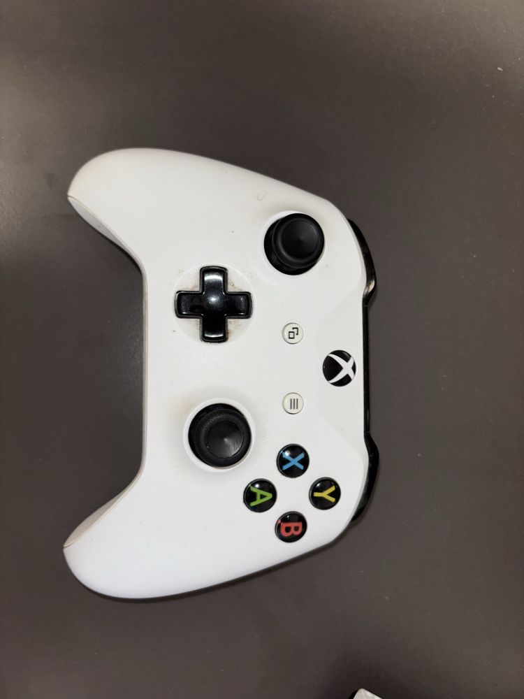 Xbox One S All-Digital 1TB + pad