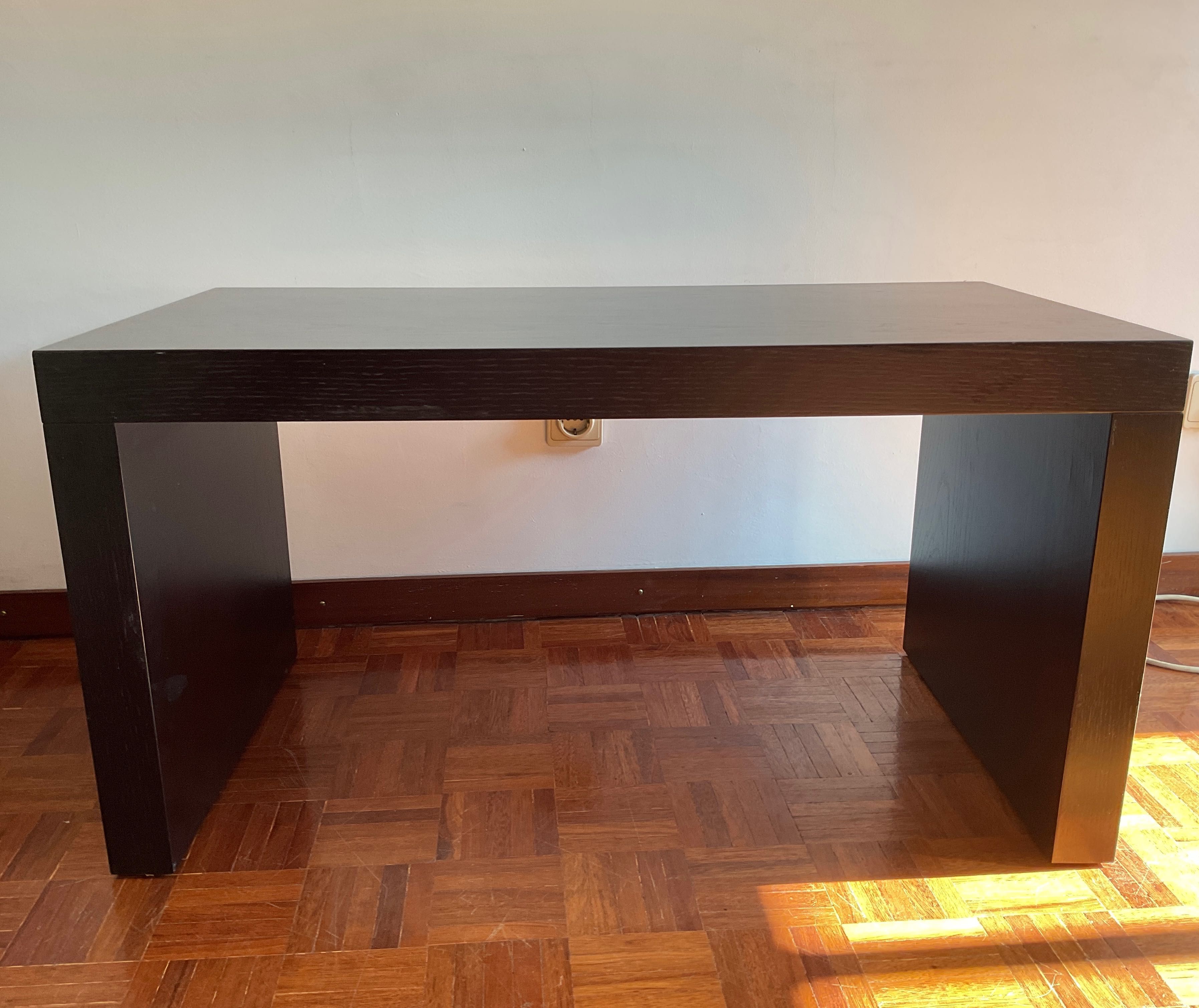 Mesa de sala ou de café em madeira maciça