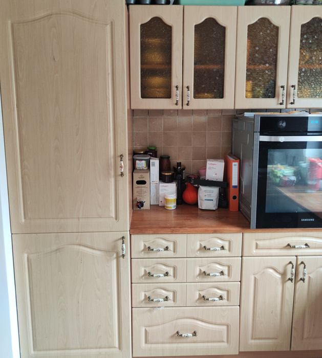 Kuchnia na wymiar z drewnianym blatem i okapem