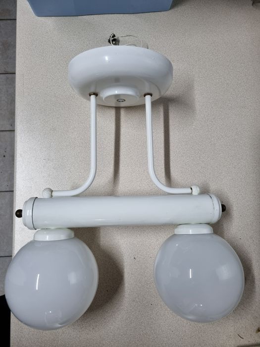 Biała lampa sufitowa