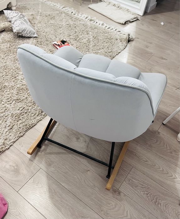 Piekny szary welurowy skandynawski fotel bujany