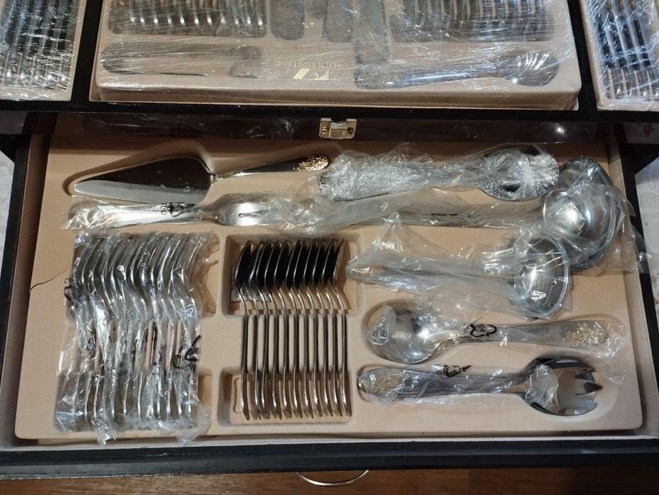 Продам набір столових приборів на 12 персон