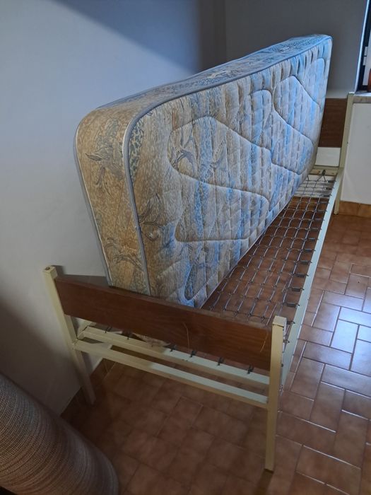Cama individual com colchao