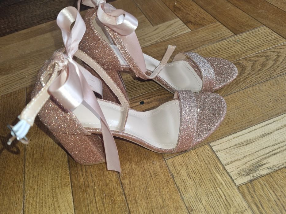 Nowe buty na obcasie morelowe, brokatowe  r. 36