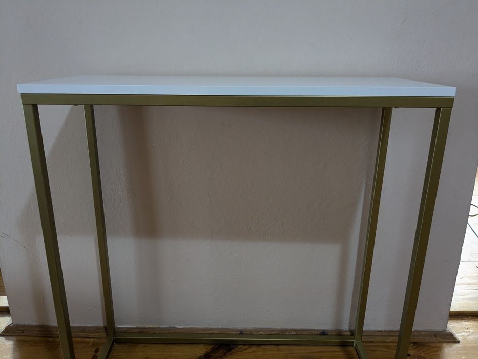 Biała konsola na złotych nóżkach