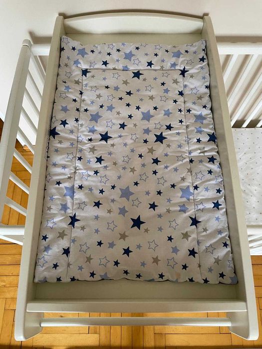 Przewijak drewniany na łóżeczko niemowlęce