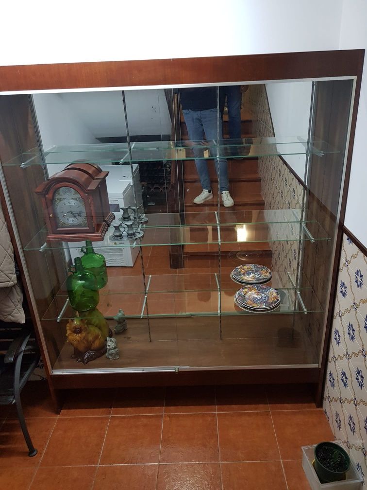Armário-vitrine com espelho