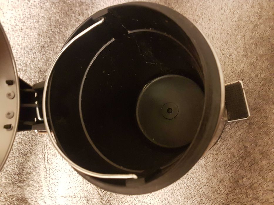 Kosz na śmieci z pedałem