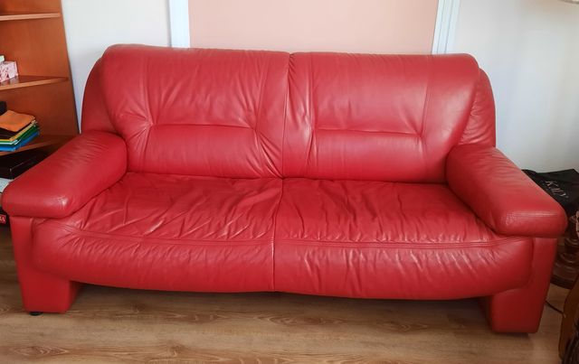 Piękna czerwona skórzana kanapa