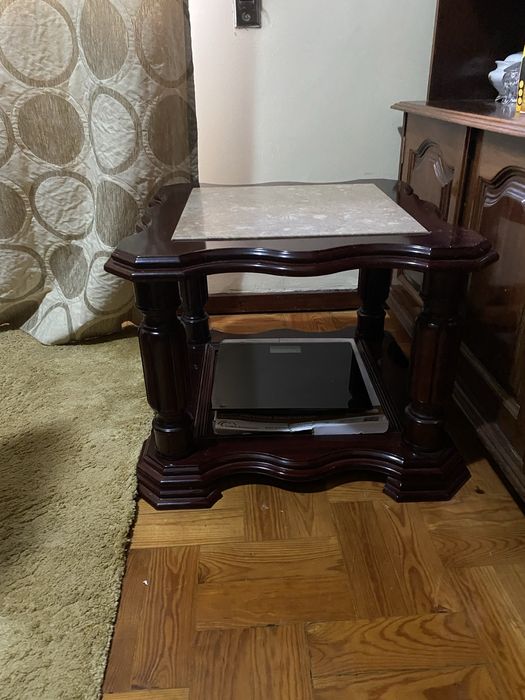 Mesa de centro- tampo em pedra de mármore