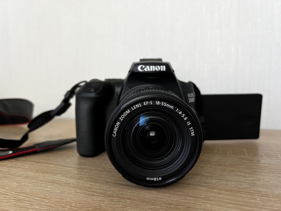 Фотоапарат Canon eos 250 D EF-S 18-25 IS STM(сумка і обєктив в подарун