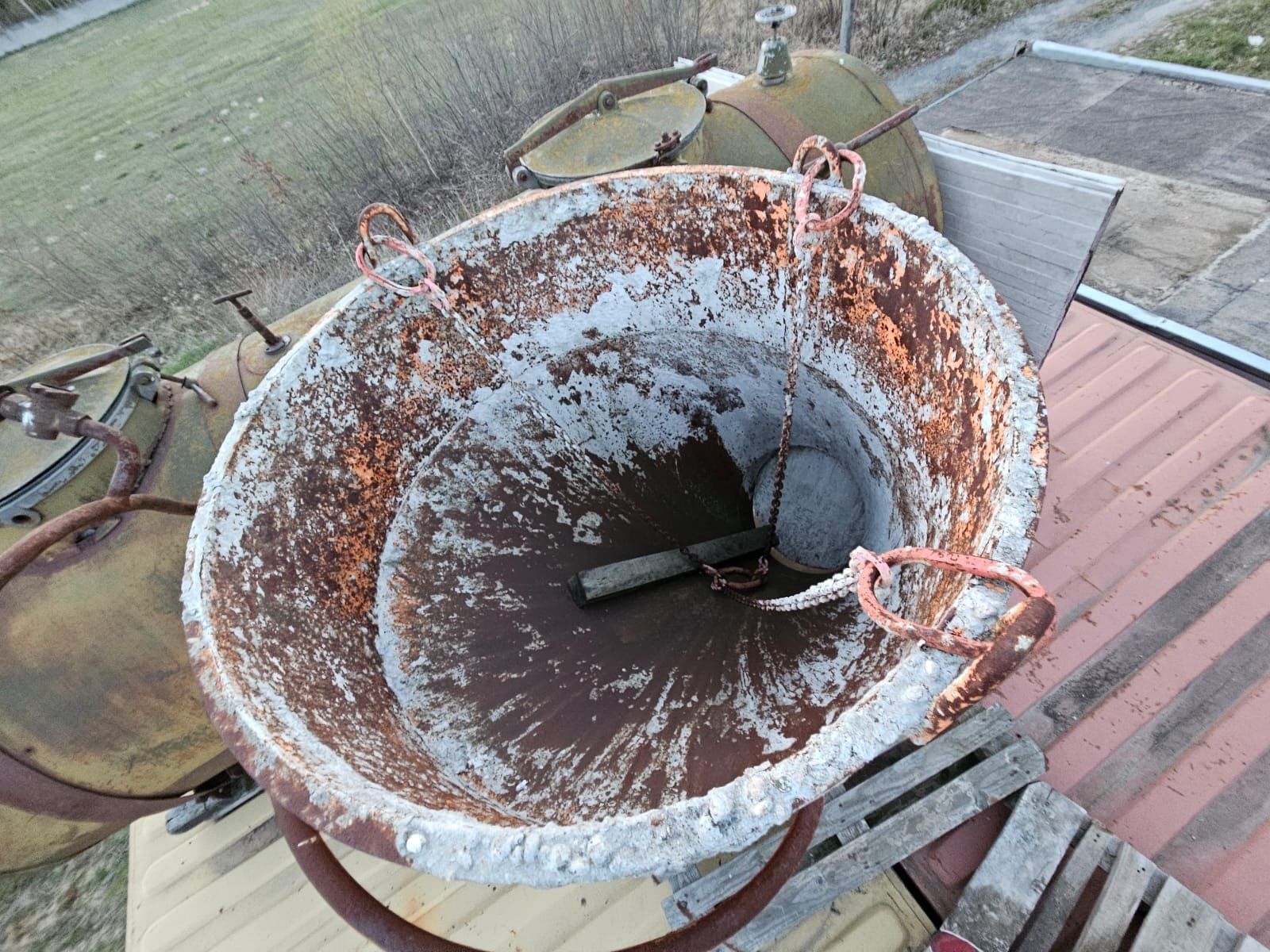 Pojemnik kibel do transportu betonu 0.5 m3 z wylewem  bocznym