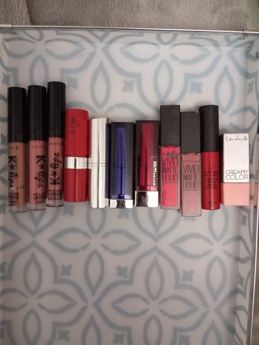 Zestaw 5. Szminek i 6. Błyszczyków.