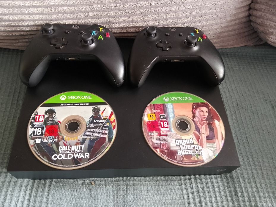 Xbox one x + 2 pady