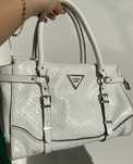 mala Guess logotipo estampado