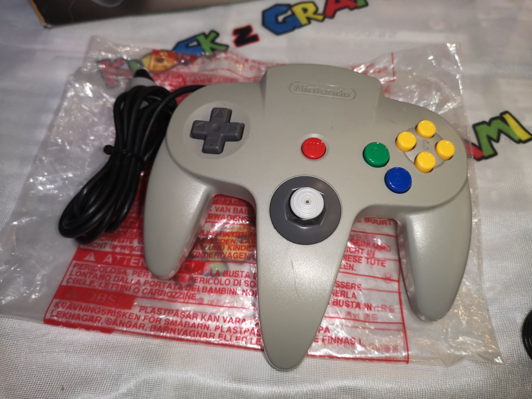 Konsola Nintendo 64 w PUDEŁKU (pad, kabel AC, instrukcja) stan BDB