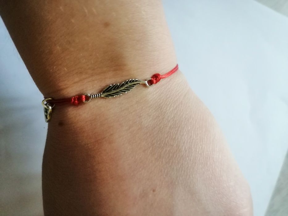 Bransoletka z czerwonego sznurka z piórem w stylu makramy