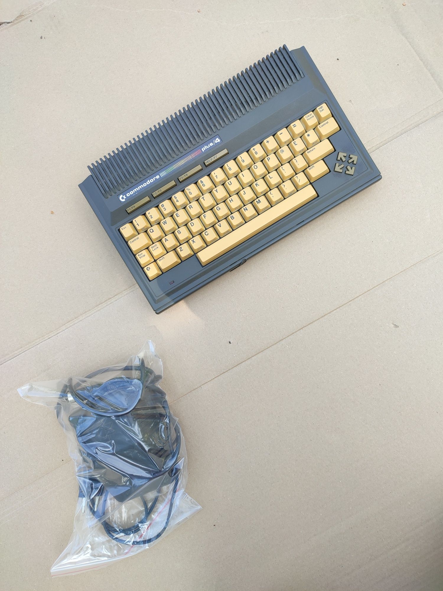 Commodore PLUS 4 z zasilaczem
