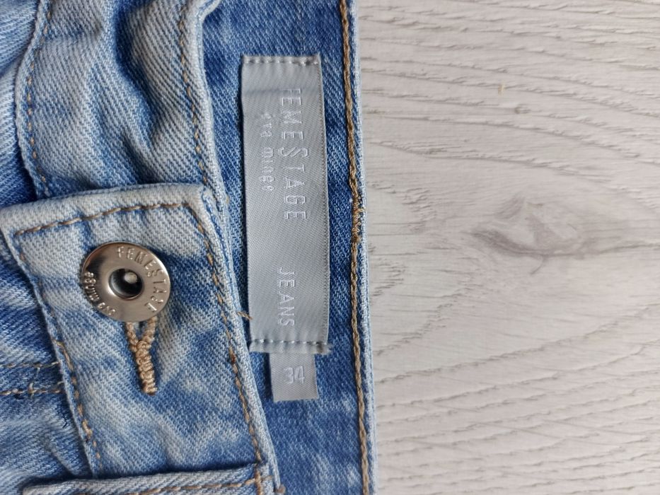 Mini jeansowa spódniczka, z przetarciami, roz. XS