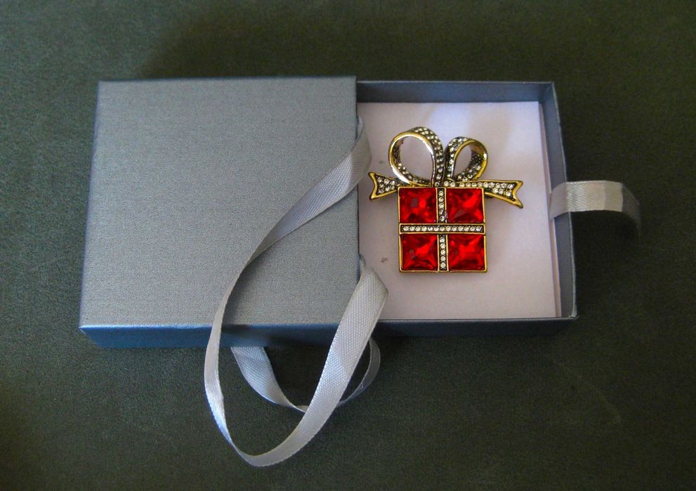Alfinete / Broche / Pregadeira Presente c/ Pedras Vermelhas NOVO