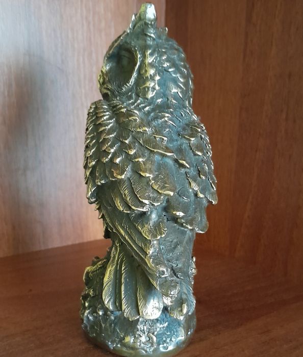 Латунна статуетка сови.