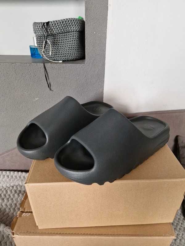 Adidas YeezySlide/Black Moday Klapki 42