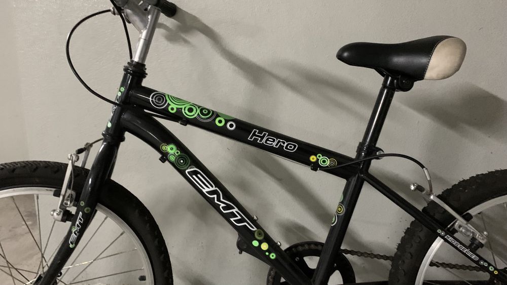 Bicicleta preta e verde