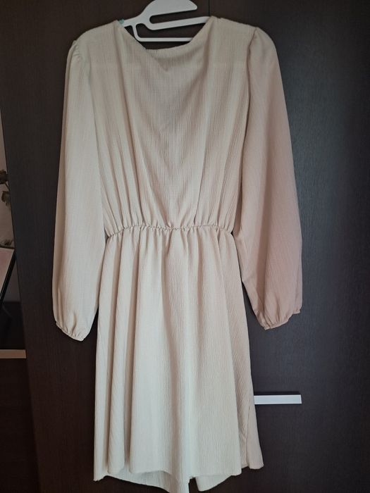 Beżowa marszczoną z przodu elegancka sukienka r. 44