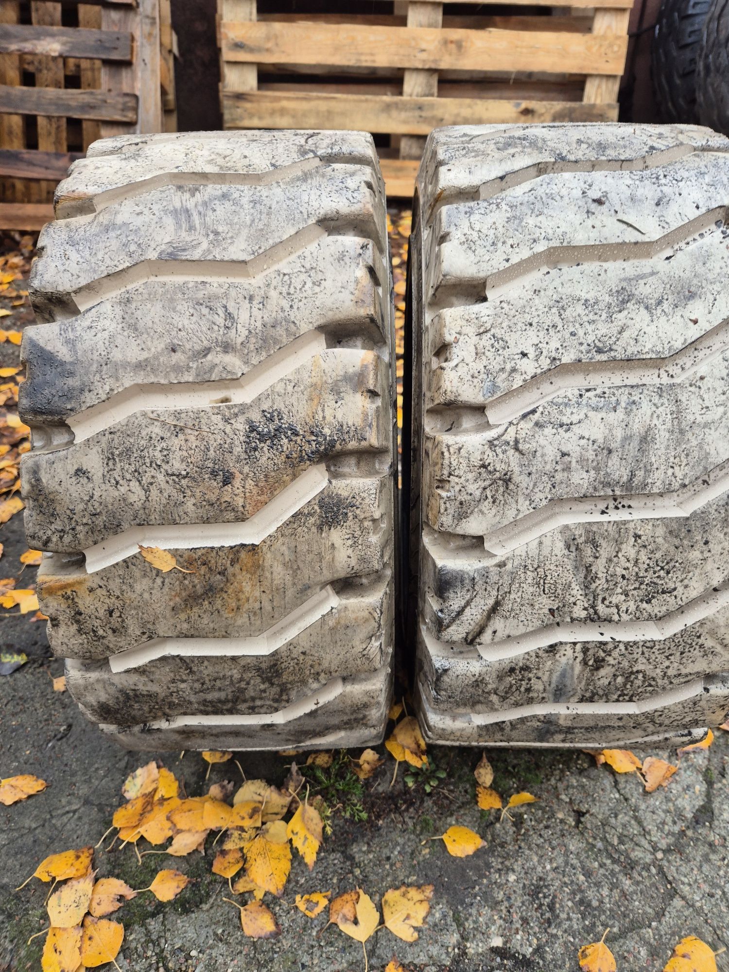 Opony pełne koła 23x10-12  (250/60-12)