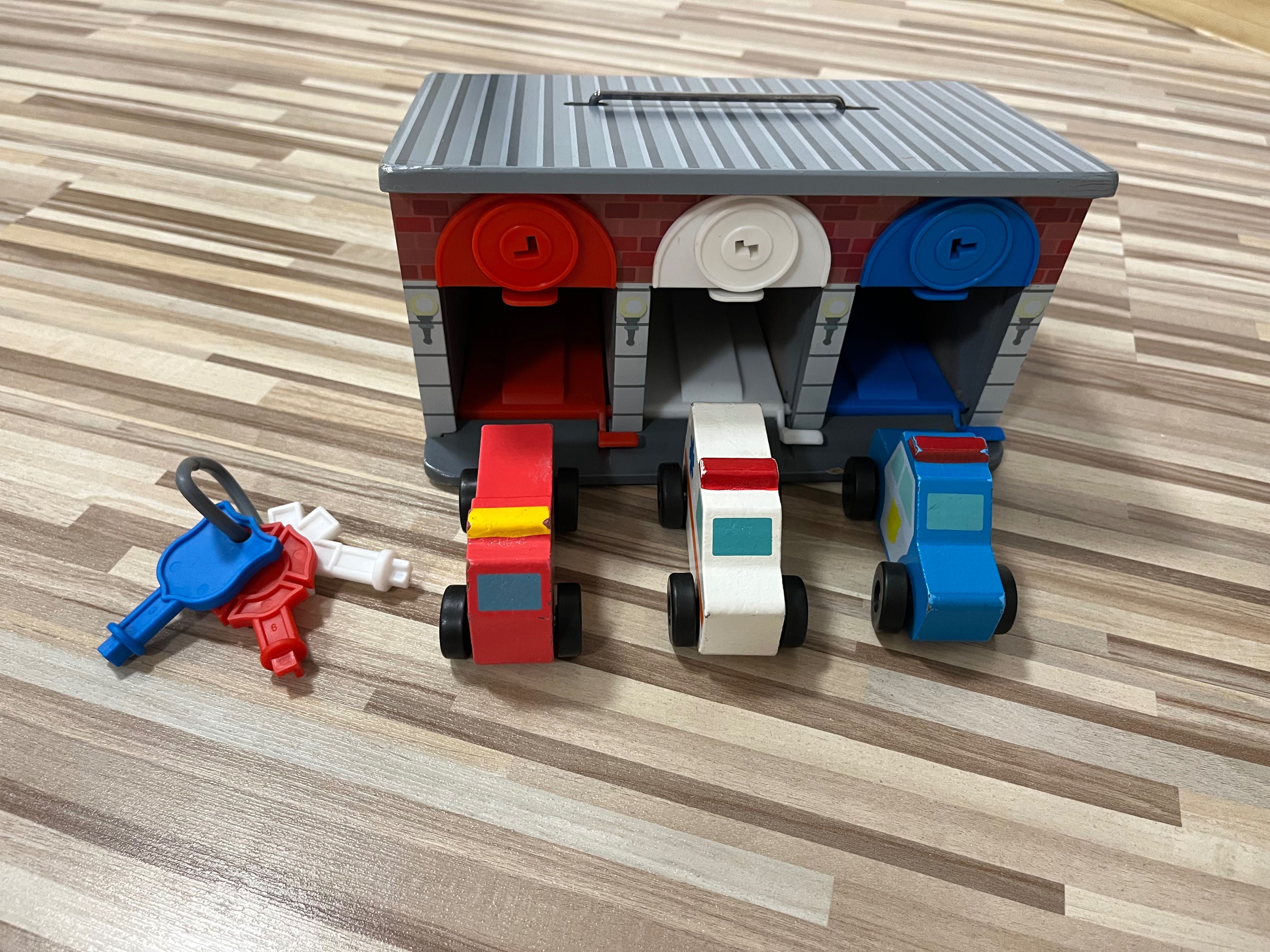 Melissa & doug garaż z 3 samochodami i domek Smoby Cotoons