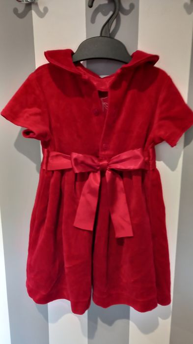 Śliczna sukienka czerwona z kokardą i zlotą nitką.