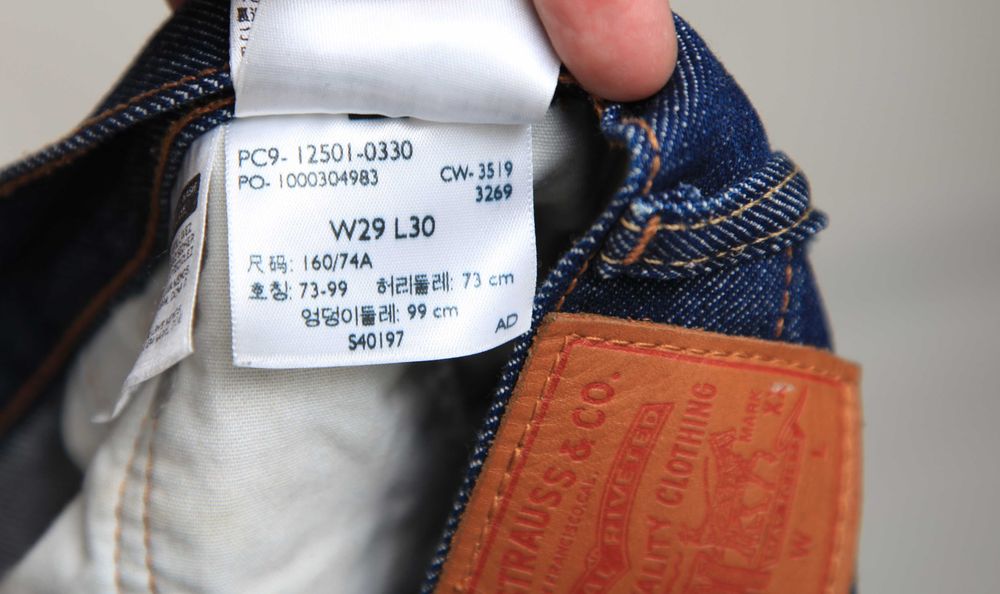 Оригінальні жіночі темно-сині джинси Levi's
501 Jeans