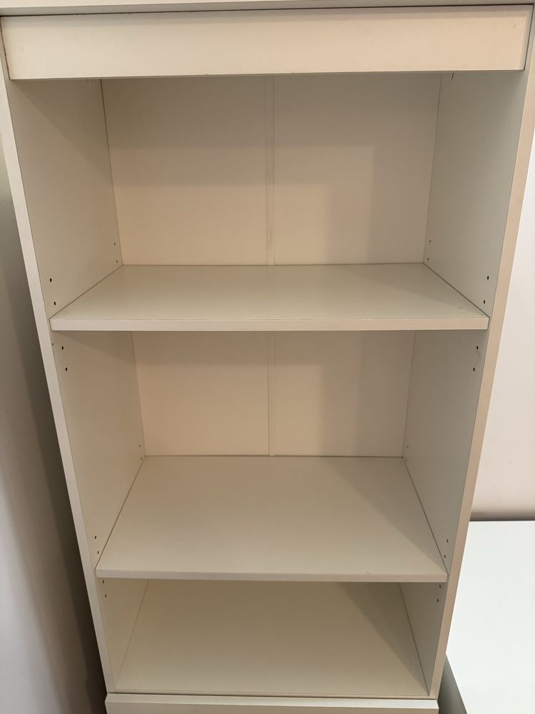 Regał z półkami i szufladami, kolor biały.