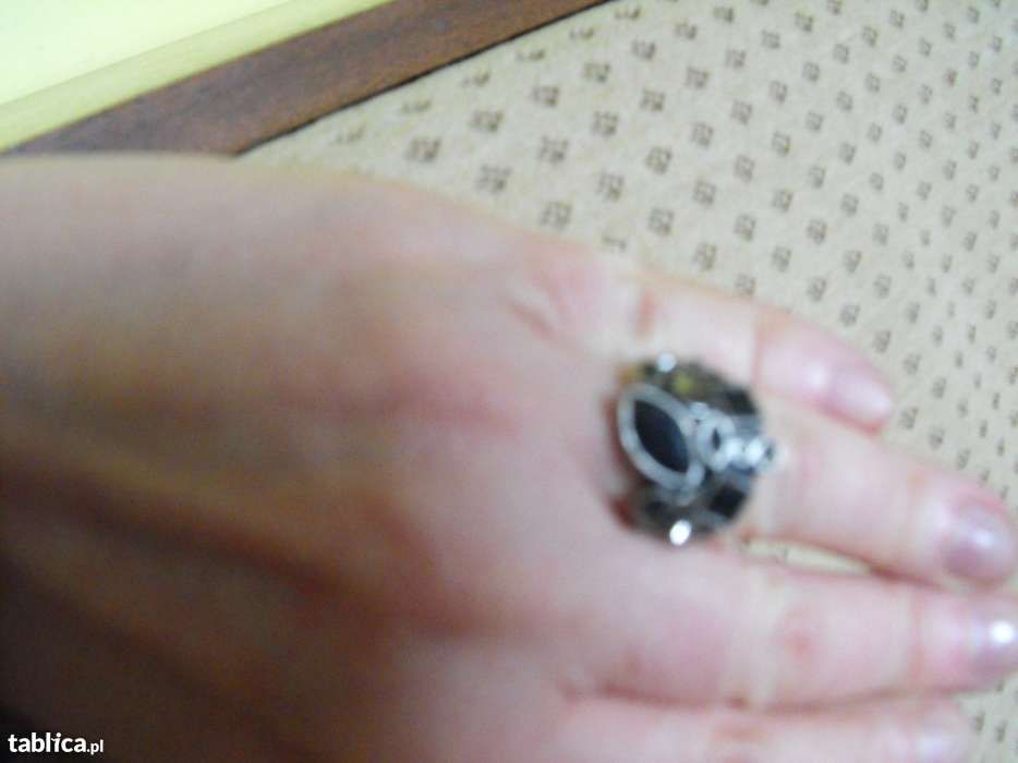 pierścionek z czarnymi kamieniami ORSAY