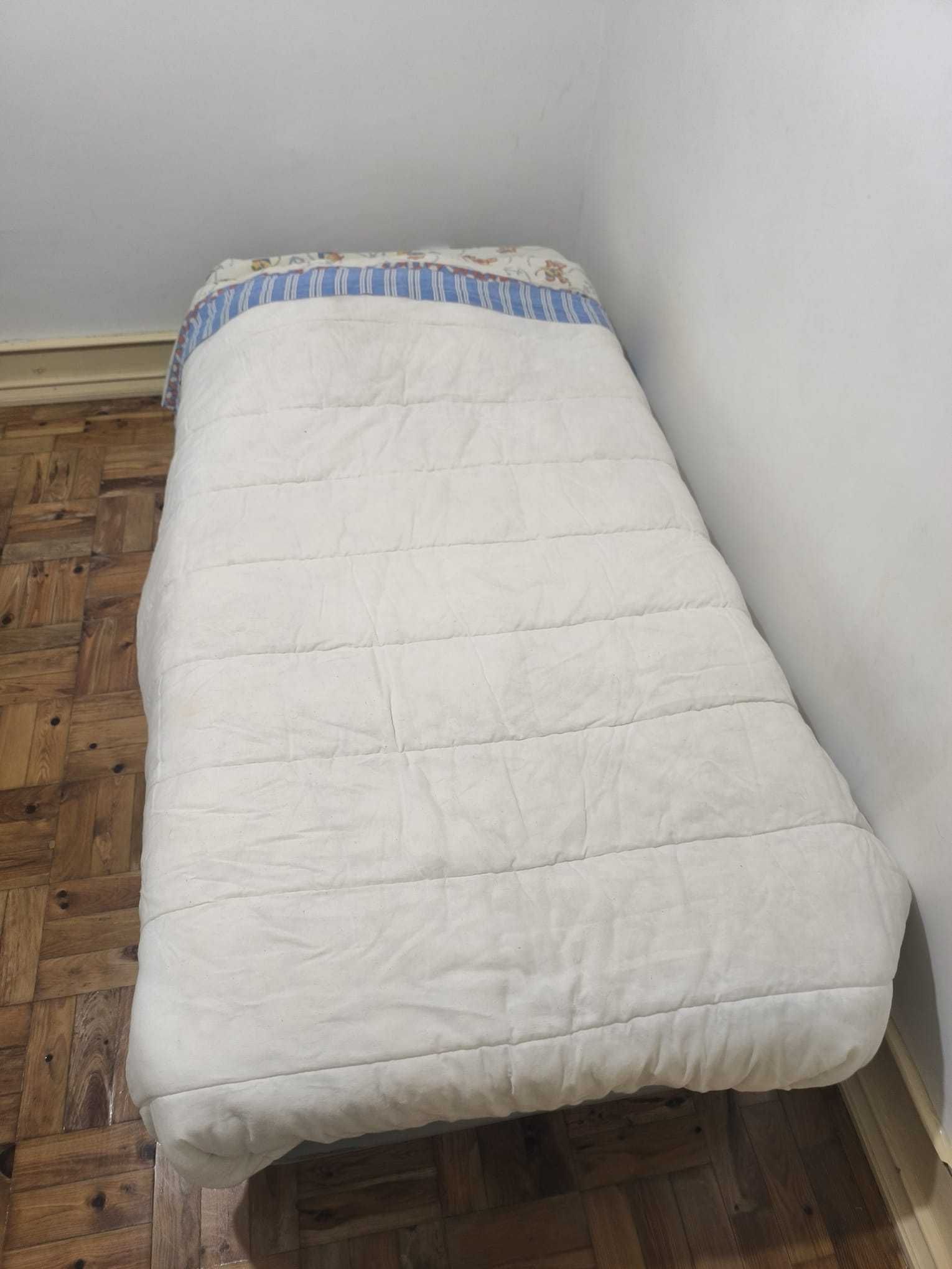 Conjunto de 2 colchões, 2 sommiers, 1 cómoda e 1 armário