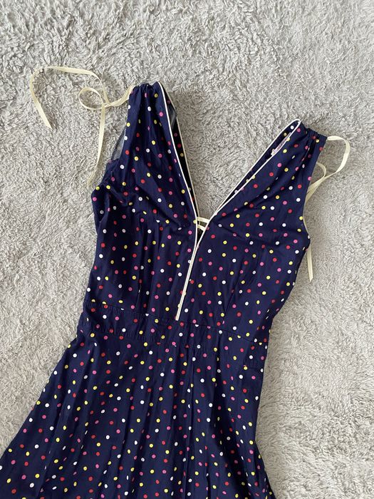 Retro sukienka w grochy vintage z ozdobnymi lamowkami i wstazkami