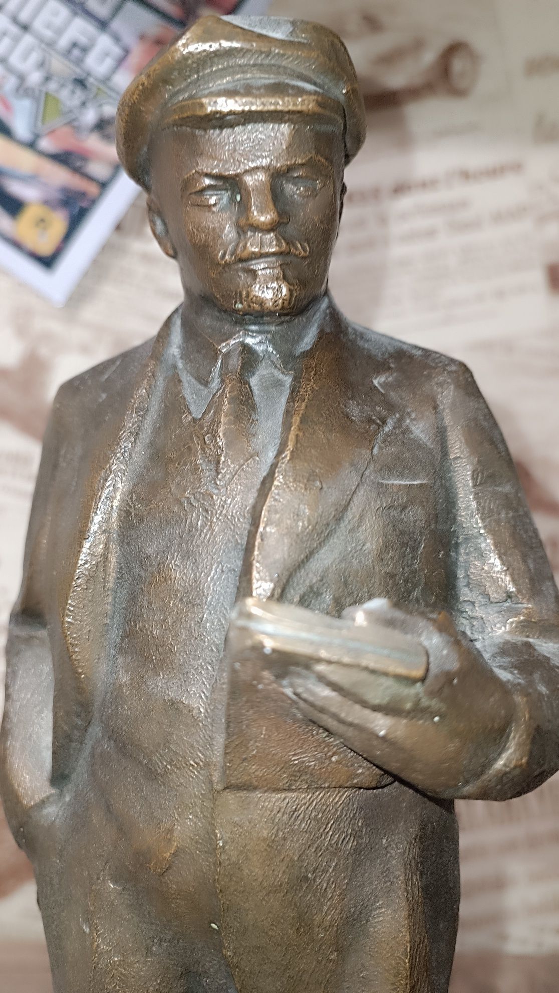 Статуэтка Ленин читает книгу бронза