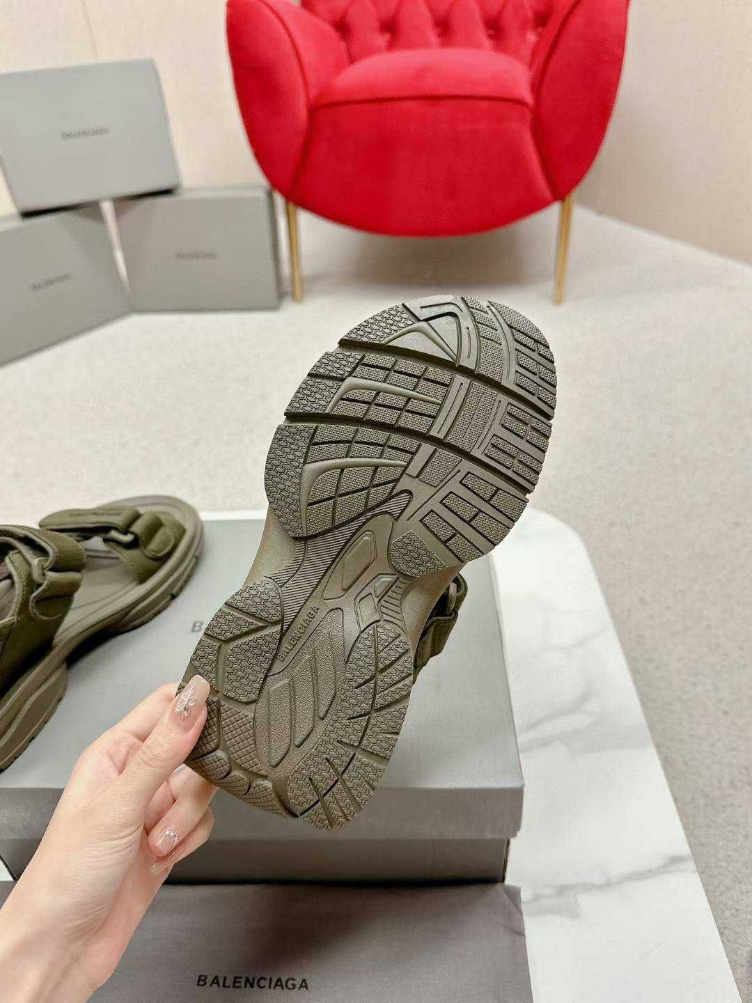 Balenciaga Buty, sandaly klapki, skora 080220