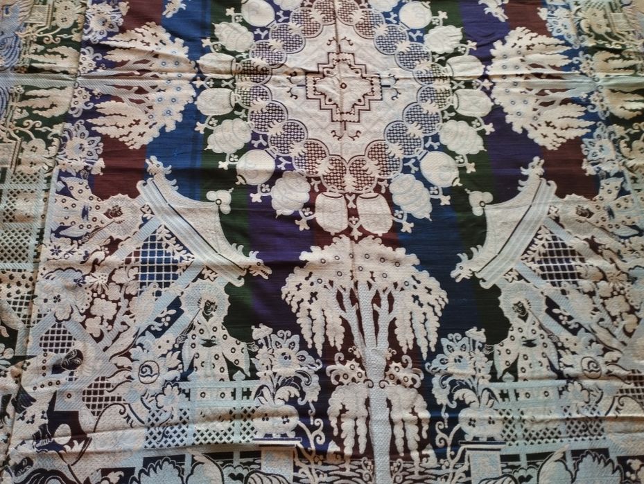 Colcha em seda nova, 213cm X 244cm.