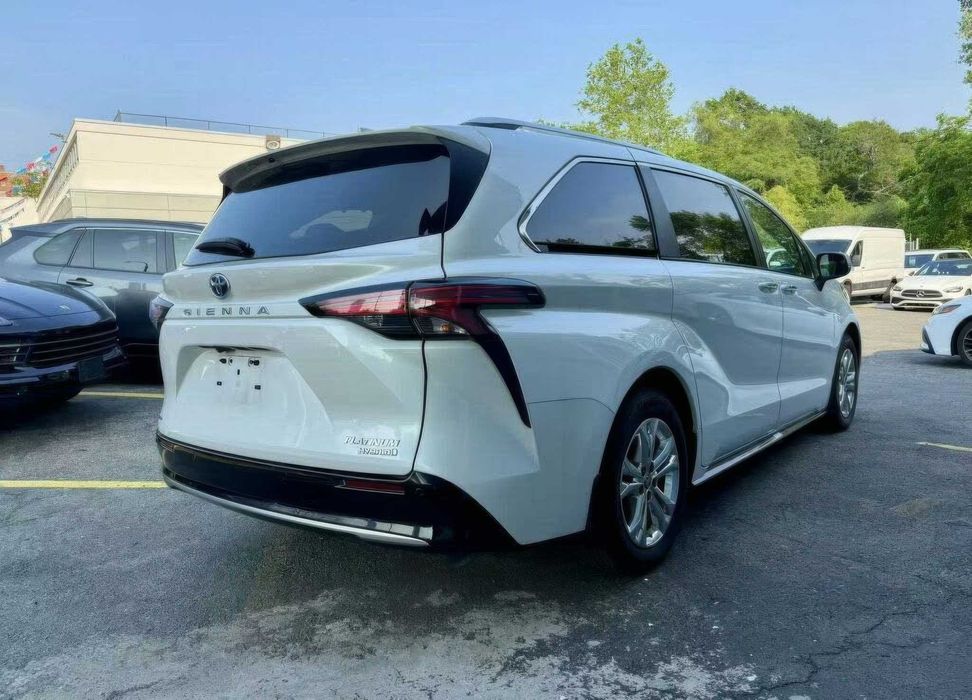 Toyota Sienna Platinum 7-Passenger      2023