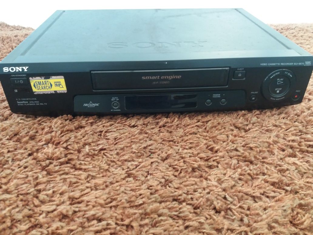 Leitor de VHS e leitores de DVD