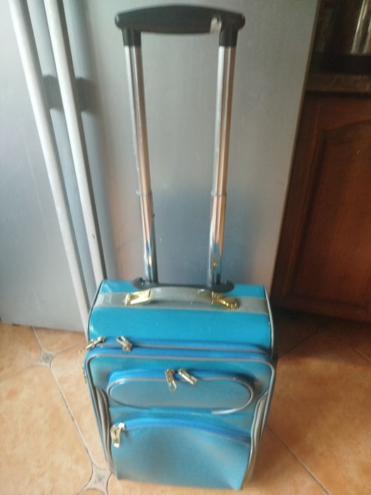 чемодан на четырёхколёсах