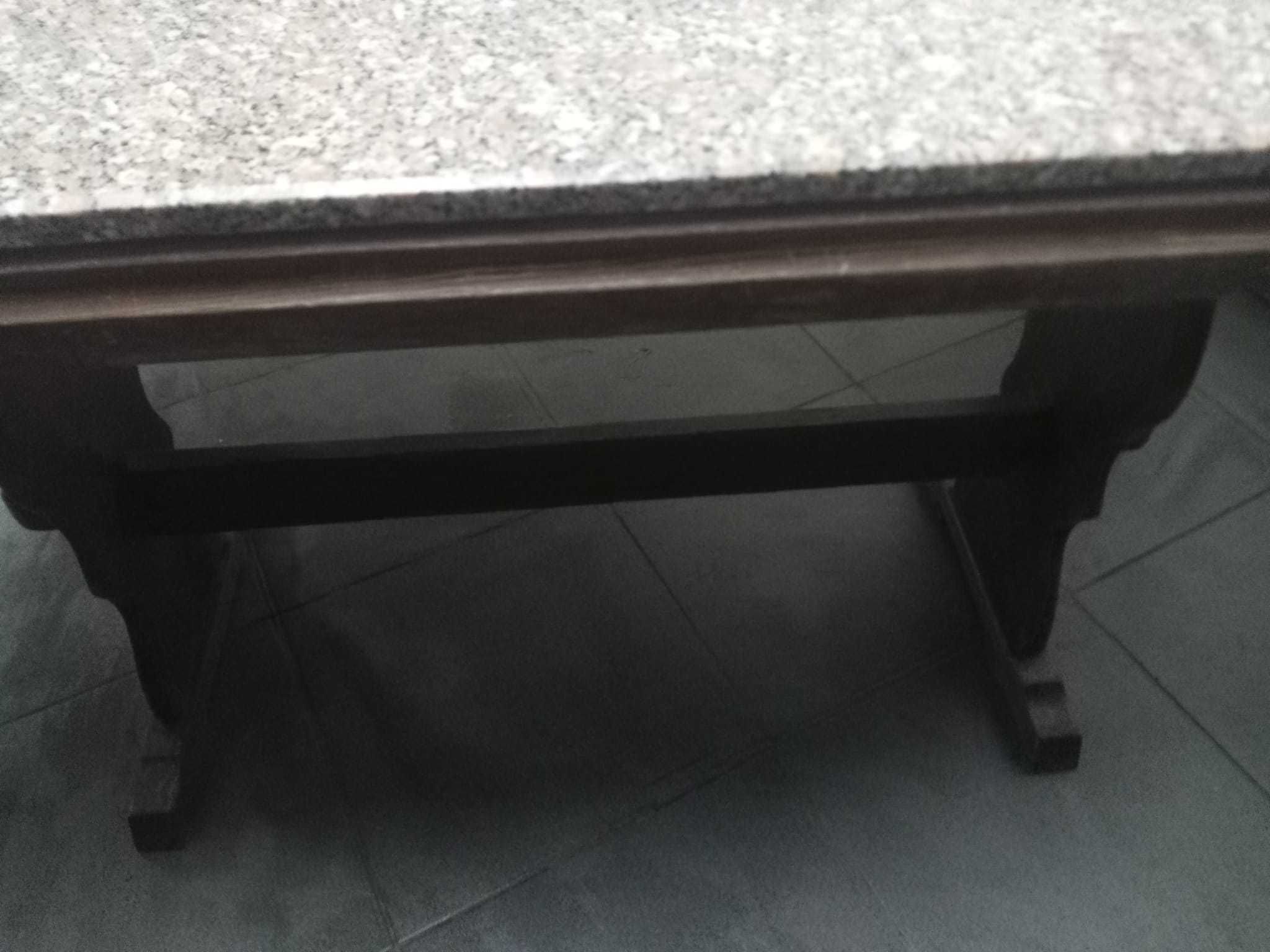 Mesa com tampo em Granito